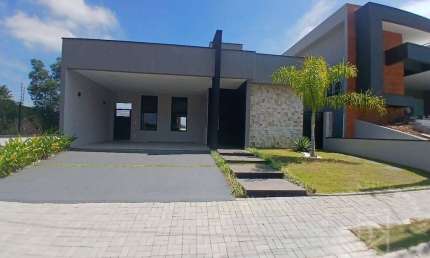 Casa em Condomínio Fechado, 3 suítes, 227m² com Piscina e Espaço Gourmet