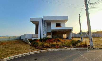 Sobrado em Fase de Acabamento em Condomínio Fechado em Caçapava, 326m².