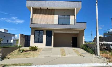 Sobra em Condomínio Fechado, 3 quartos, área gourmet, 180 m² em Caçapava.