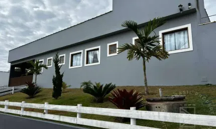 Casa de campo com 400m terreno com  4 suítes  em paraibuna sp