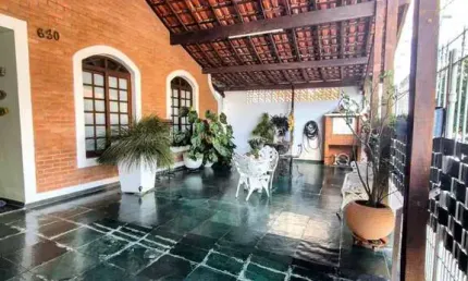 Casa à Venda 3 Quartos, 1 Suíte, 199m², Edícula, 3 Vagas, em Lote Inteiro