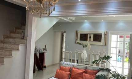 Excelente oportunidade! Casa à venda em Taboão da Serra-SP, bairro Cidade Intercap. 3 quartos, 1 suíte, 3 salas, 3 banheiros, 2 vagas de garagem e 153,90 m².