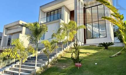 Casa de Luxo em Condomínio à Venda em Jandira-SP no Jardim do Golf I - 3 quartos, 3 suítes, 3 salas, 4 banheiros, 4 vagas, 365m².