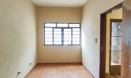 Casa comercial com 4 salas para alugar na Travessa Monsenhor Kolly, Centro, Itatiba, 75 m2 por R$ 2.000