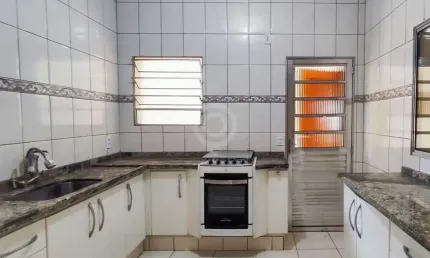 Casa com 3 quartos para alugar na Avenida Vinte e Nove de Abril, Vila Santa Luzia, Itatiba, 100 m2 por R$ 3.000