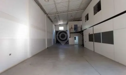 Barracão / Galpão / Depósito para alugar na Avenida João Batista Leone, Loteamento Parque Empresarial Adelelmo Corradini, Itatiba, 240 m2 por R$ 6.000