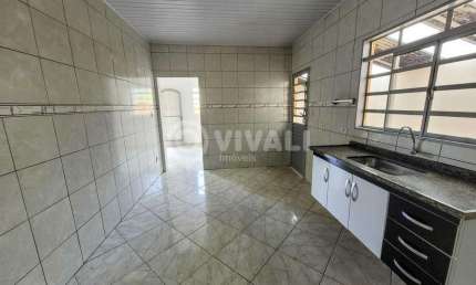 Casa com 3 quartos para alugar na Rua Atílio Lanfranchi, Vila Bela Vista, Itatiba, 80 m2 por R$ 2.500