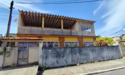 Casa espaçosa com 04 quartos, sendo uma suíte, 166m2