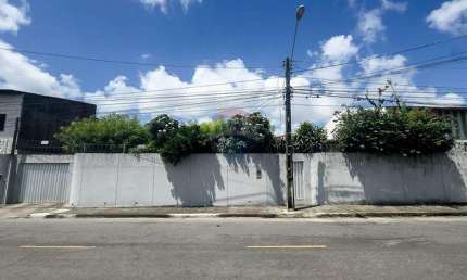 Casa plana com Terreno de 888 m², 4 quartos(2 suítes), jardim, piscina, 8 vagas