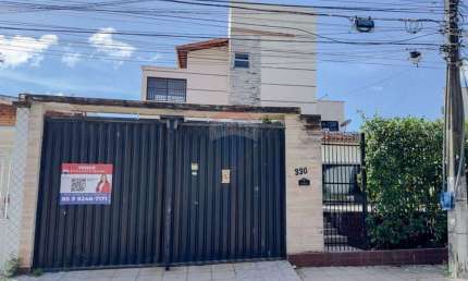 Casa triplex de alto padrão, com 4 suítes, ampla área de lazer, em frente ao Centerbox