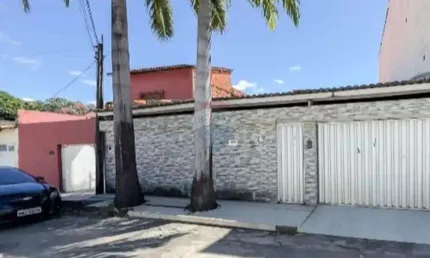 Casa plana, 288m², 4 quartos, quintal, deck com churrasqueira, nas Cajazeiras, em Fortaleza.