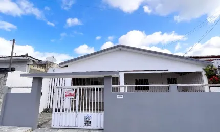 BAIRRO DOS IPÊS - #joãopessoa #paraiba .Casa para VENDER, 3 qtos com 2 salas, terraço toda gradeada.