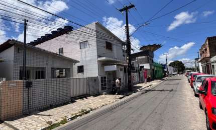 CRUZ DAS ARMAS - #joãopessoa #paraiba . Grande oportunidade para quem deseja morar e colocar um negócio. Casa ao lado da principal.