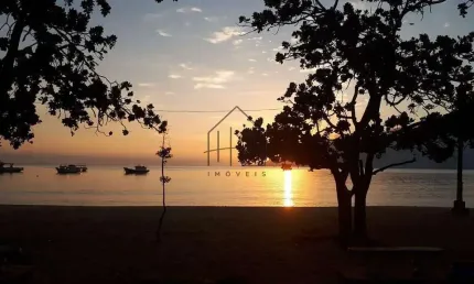 Sobrado à Venda - 4 dormitórios sendo 2 suíte - 350 metros da Praia da Cigarras - São Sebastião/SP