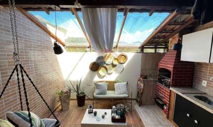 LINDA CASA EM CONDOMÍNIO COM 2 QUARTOS E ÁREA GOURMET INTERNA
