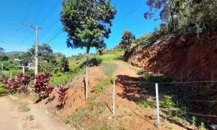Terreno Privilegiado com Vista Livre para as Montanhas.