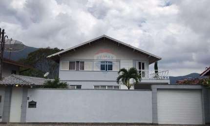 Casa Ampla e Sofisticada com excelente localização - Seu refúgio na Serra!