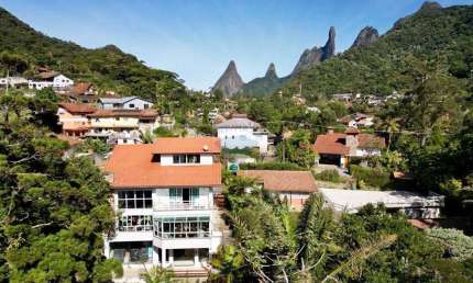 Casa com vista deslumbrante para o Dedo de Deus e Lago Comary – Carlos Guinle, Teresópolis/RJ