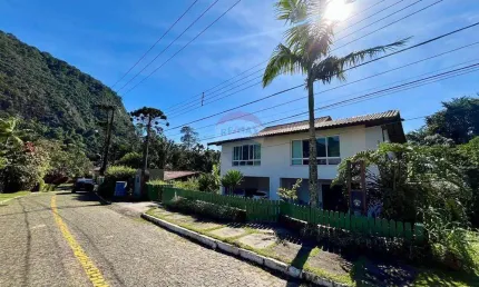 Casa com vista deslumbrante para o Dedo de Deus e Lago Comary – Carlos Guinle, Teresópolis/RJ