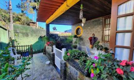 OPORTUNIDADE IMPERDÍVEL EM TERESÓOPOLIS / 3 CASAS EM UM SÓ TERRENO COM 640 M² COM PISCINA E GARAGEM
