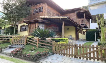 Casa de condomínio em teresópolis com piscina e jardim
