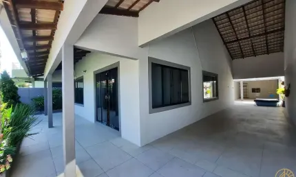Casa mobiliada com 305m² construídos, à 100mts do mar no centro de navegantes/sc