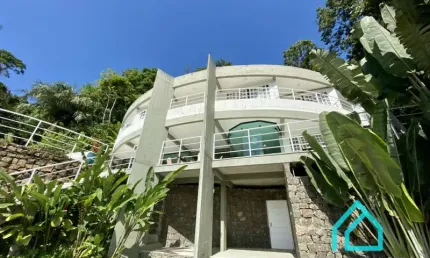Linda casa com vista para o mar na Praia Vermelha do Sul - Ubatuba SP