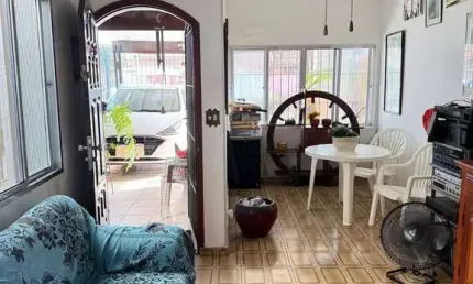 Casa terrea semi mobiliada com 2 dormitórios, suíte, vagas e churrasqueira na Vila Caiçara - Praia