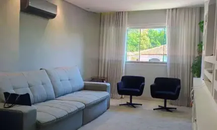 Casa estilo sobrado com 3 dormitórios, suíte, churrasqueira e 4 vagas no Parque São Domingos - Conh