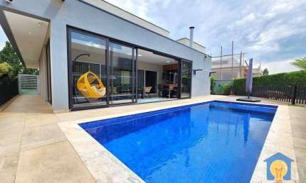 Casa com 3 Suítes à Venda, 303 m² por R$ 3.400.000 - Granja Viana - Carapicuíba/SP