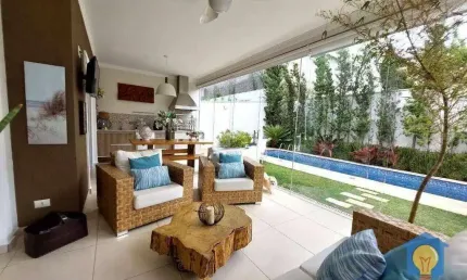 Casa à venda em condomínio fechado na Granja Viana.