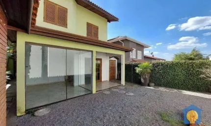 Casa à venda no condomínio fechado na Granja Viana.