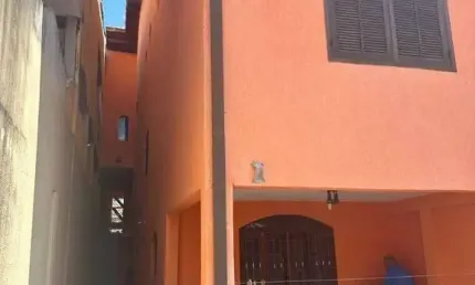 Casa bem conservada em Cotia, duas casas com entradas separadas