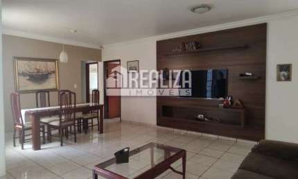 Espacosa casa de luxo com 6 dormitorios no bairro Cidade Jardim em Uberaba