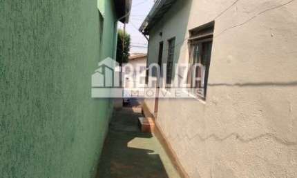 Casa a venda no bairro Bom Retiro em Uberaba | 2 dormitorios, garagem coberta e quintal.