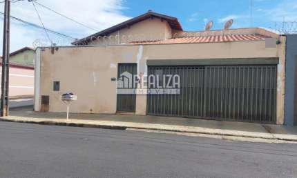 Linda casa a venda em Uberaba - 3 dormitorios, churrasqueira e quintal!