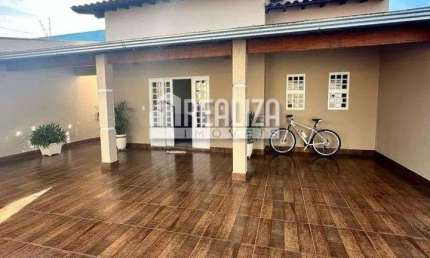 Casa com 4 dormitorios e varanda gourmet em Uberaba