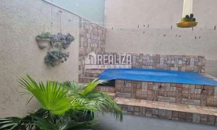 Casa Padrao a venda no Jardim Esplanada, Uberaba: 2 dormitorios, suite, churrasqueira e piscina