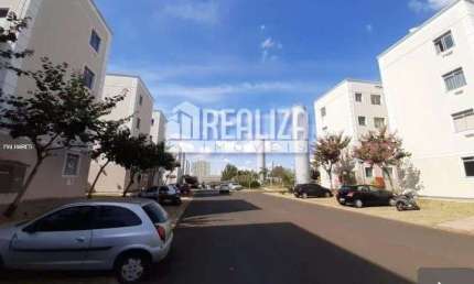 Apartamento de 2 dormitorios com area privativa em Uberaba