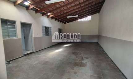 Casa a venda no Conjunto Jose Vallim de Melo, Uberaba - 3 dormitorios, suite e 4 garagens!