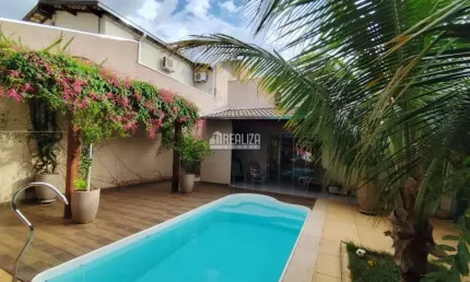 Casa de alto padrao com churrasqueira e piscina no Jardim do Lago Uberaba