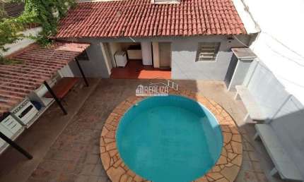 Casa de alto padrao com piscina a venda no Centro de Uberaba