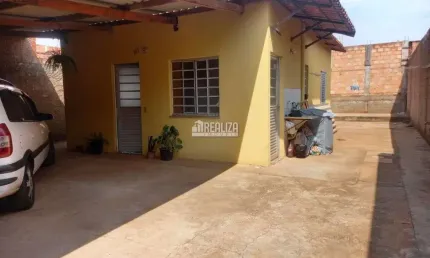 Casa a venda no Jardim Marajo, Uberaba: 2 dormitorios, 3 garagens cobertas!