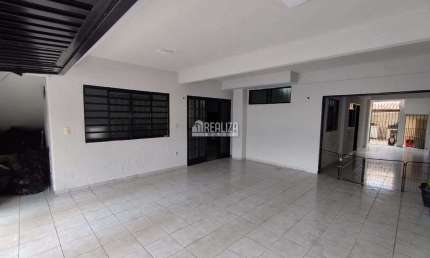 Casa ampla com 5 dormitorios e 2 suites no bairro Conjunto Manoel Mendes em Uberaba