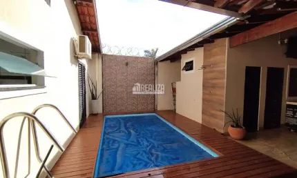 Casa com piscina e churrasqueira no Residencial Estados Unidos