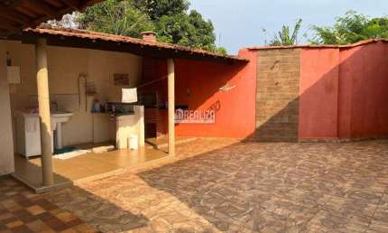 Casa de 3 dormitorios com churrasqueira e portao eletronico em Lot. Maria da Conceicao, Igarapava!