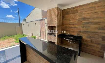 Casa a venda no Conjunto Jose Vallim de Melo, Uberaba - 3 quartos, churrasqueira e 4 garagens