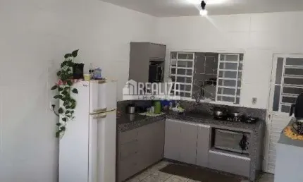 Casa a venda no bairro Conjunto Costa Telles I, Uberaba - 3 quartos e 4 vagas de garagem!