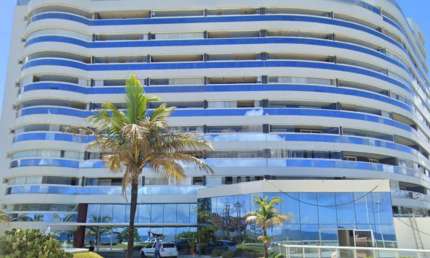 Lindo apartamento no Salvador Suítes- prédio em frente ao mar