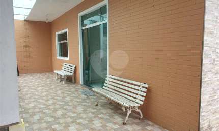 Casa térrea com 4 quartos à venda em Jardim Aruan - SP